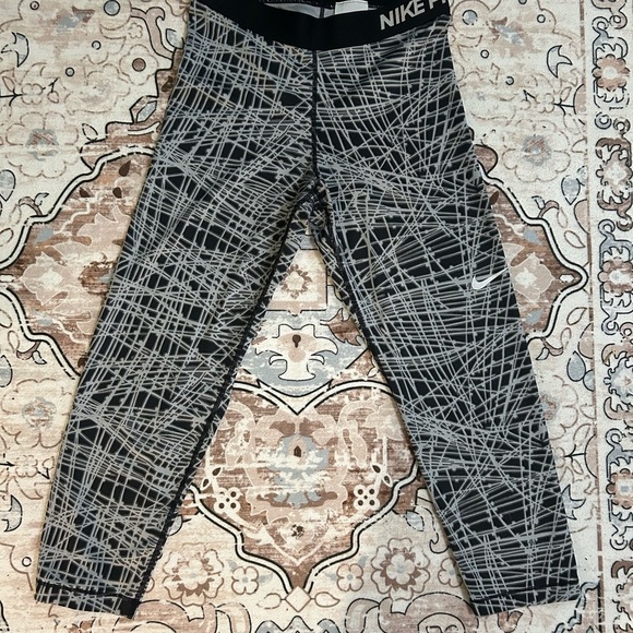 Women's Nike Pro Dri-Fit Black, White Crop Leggings Size Medium - Picture 8 of 10